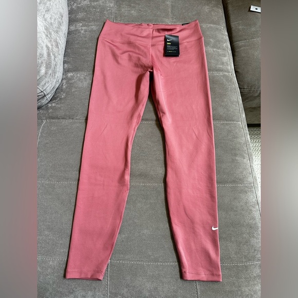 Nike Performance Top in Dusty Pink - Picture 2 of 10